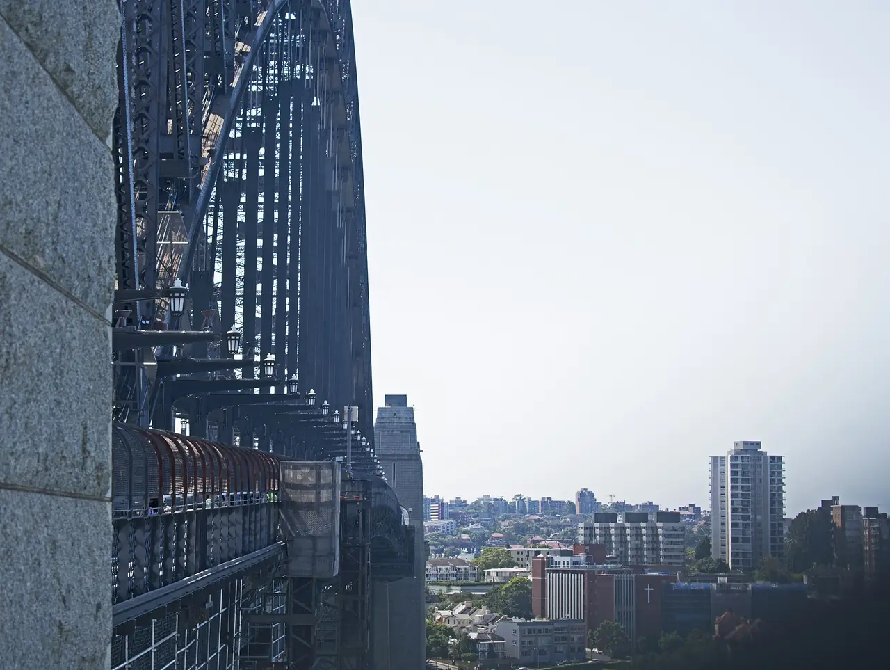 ทางเดินคนเดินที่ฐานเสาของสะพาน Sydney Harbour Bridge ซึ่งเป็นทางไป BridgeMuseum ภาพจาก Wikimedia Commons ผู้ถ่าย Ymblanter สัญญา CC BY-SA 4.0