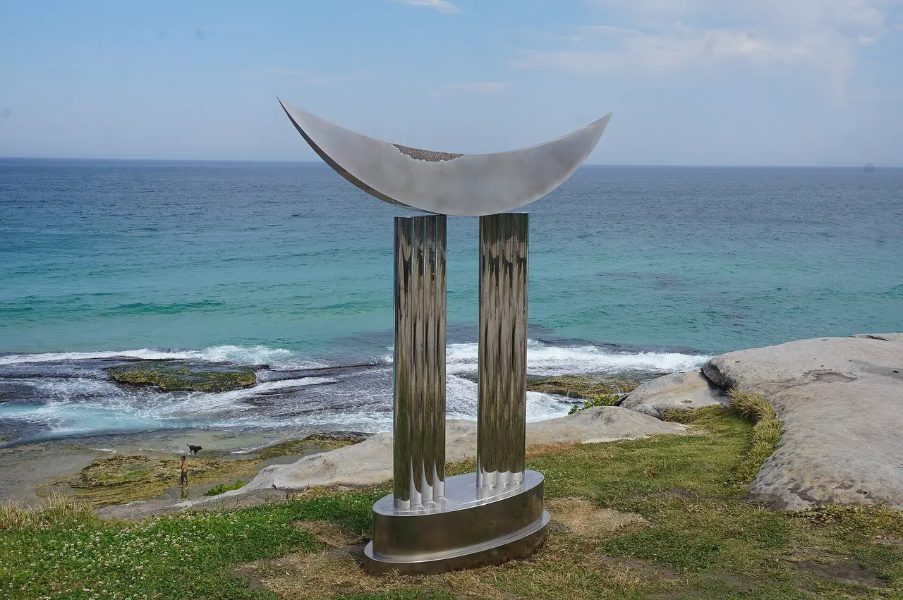 ประติมากรรมโลหะริมชายหินที่ Tamarama ภาพจาก Wikimedia Commons ผู้ถ่าย MDRX สัญญา CC BY-SA 4.0 ถ่ายปี 2019 ไม่ทราบว่าติดตั้งถาวร