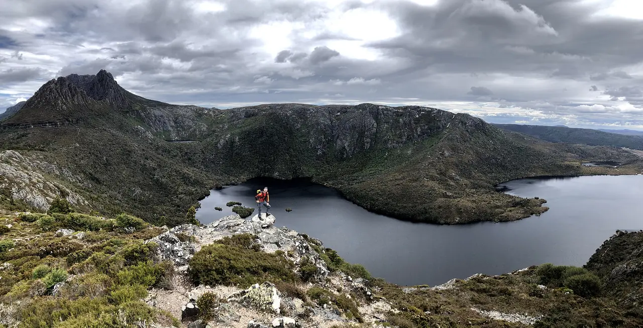 มองลงไป Dove Lake จากจุดชมวิวเหนือทะเลสาบ ใน Cradle Mountain-Lake St Clair National Park ภาพจาก Wikimedia Commons ผู้ถ่าย Ovico สัญญา CC BY-SA 4.0