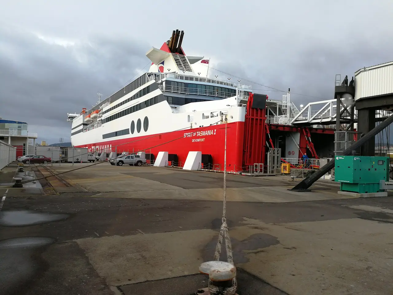 เรือ Spirit of Tasmania I จอดที่ท่าเรือ Devonport ภาพจาก Wikimedia Commons ผู้ถ่าย JoeHard สัญญา CC BY-SA 4.0 ถ่ายปี 2019 ก่อนเรือใหม่เข้าประจำการ