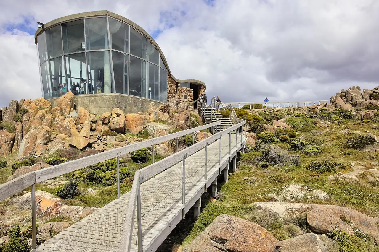 อาคารกระจกและทางเดินไม้ที่จุดชมวิวบนยอด Mount Wellington ฮอบาร์ต ภาพจาก Wikimedia Commons ผู้ถ่าย Thennicke สัญญา CC BY-SA 4.0