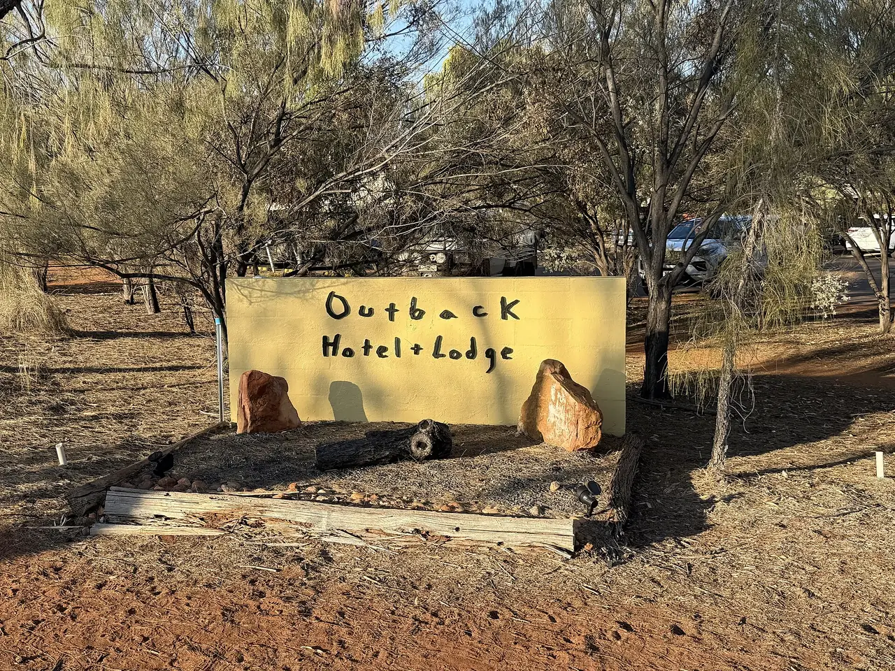 ป้ายทางเข้า Outback Hotel and Lodge ที่ Ayers Rock Resort ใน Yulara ภาพจาก Wikimedia Commons ผู้ถ่าย DaHuzyBru สัญญา CC BY-SA 4.0 ถ่าย ต.ค. 2568