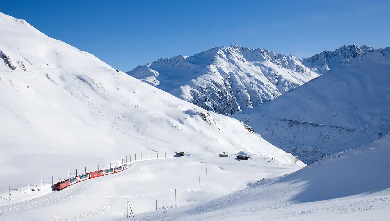 ขบวน Glacier Express ของ MGB บนเส้นทางหิมะใกล้ช่องเขา Oberalp ภาพจาก Wikimedia Commons ผู้ถ่าย Kabelleger / David Gubler สัญญา CC BY-SA 3.0 ไม่ทราบปีที่ถ่าย เป็นภาพประกอบหน้าหนาว