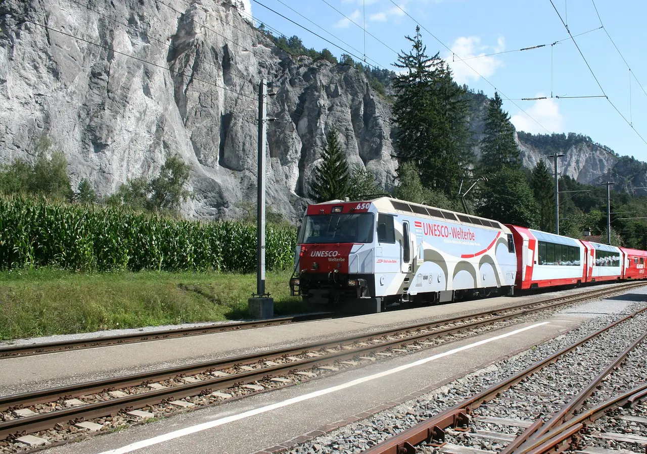 ขบวน Glacier Express ตกแต่งลายมรดกโลกใกล้หุบเขา Ruinaulta Rhine Gorge ภาพจาก Wikimedia Commons ผู้ถ่าย Champer สัญญา CC BY-SA 3.0 ไม่ทราบปีที่ถ่าย เป็นภาพประกอบ
