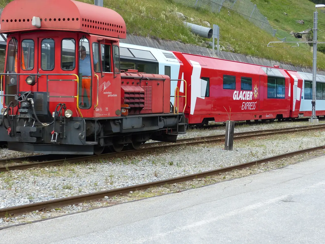 ขบวน Glacier Express ที่สถานีและหัวรถสำหรับเปลี่ยนรถ ภาพจาก Wikimedia Commons ผู้ถ่าย Whgler สัญญา CC BY-SA 4.0 ชื่อไฟล์ระบุสถานี Zermatt ไม่ทราบปีที่ถ่ายและเราไม่ได้ยืนยันสถานี