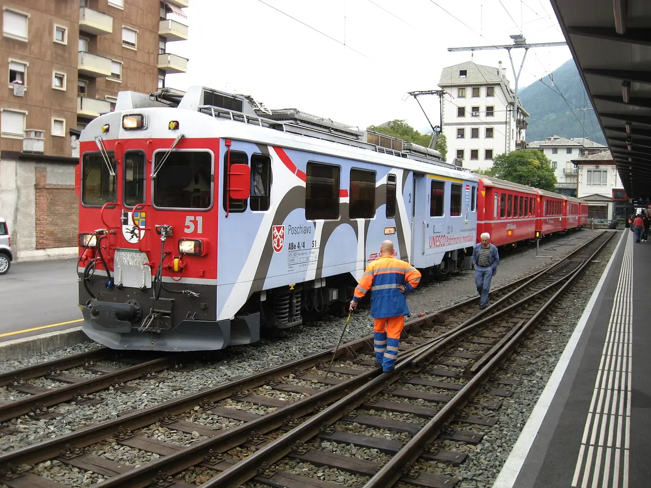 ขบวนรถของ RhB ลายมรดกโลกที่สถานี Tirano ประเทศอิตาลี ภาพจาก Wikimedia Commons ผู้ถ่าย Smiley.toerist สัญญา CC BY-SA 4.0 ถ่ายปี 2552 ตามชื่อไฟล์ รถและป้ายอาจเปลี่ยนไปแล้ว