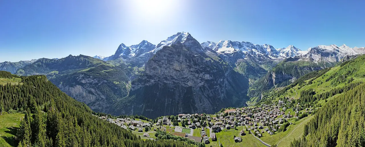 ภาพมุมสูงหมู่บ้านเมือร์เริน และยอด Eiger Mönch Jungfrau ภาพจาก Wikimedia Commons ผู้ถ่าย Bob Tan สัญญา CC BY-SA 4.0 ถ่ายเมื่อ 12 มิ.ย. ตามชื่อไฟล์ ไม่ทราบปี ภาพช่วงฤดูร้อน