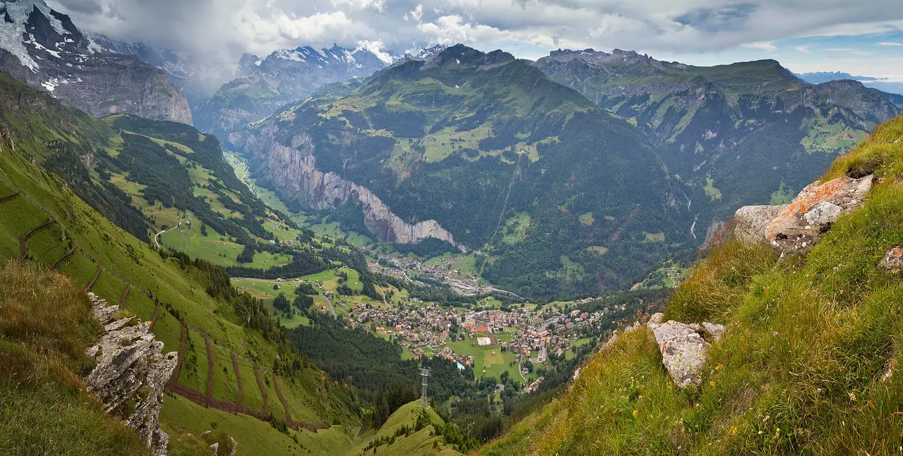 หุบเขา Lauterbrunnen มองจาก Männlichen ภาพจาก Wikimedia Commons ผู้ถ่าย Ximonic (Simo Räsänen) สัญญา CC BY-SA 3.0 ภาพเดือนสิงหาคม 2555 เป็นภาพประกอบ