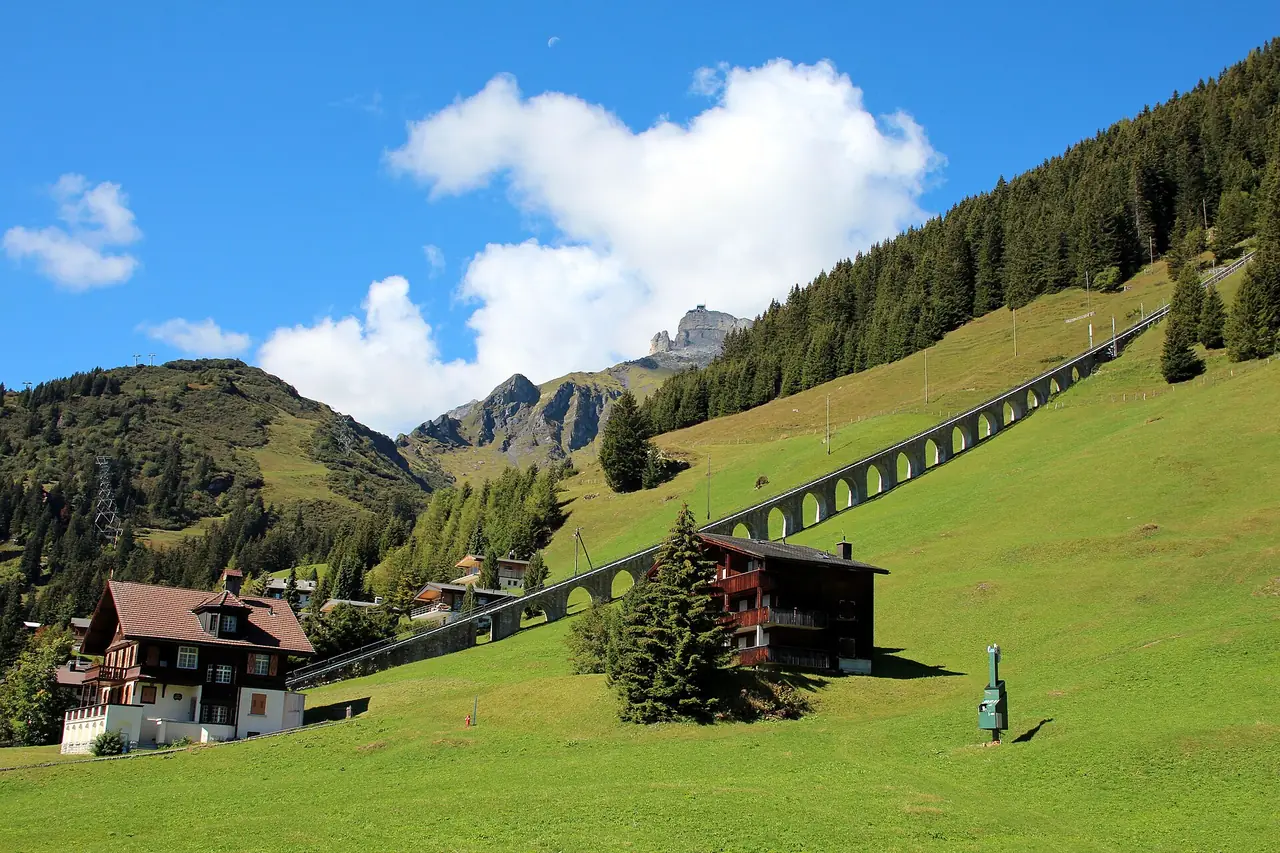 รถรางลาดชัน Allmendhubelbahn เหนือหมู่บ้านเมือร์เริน ภาพจาก Wikimedia Commons ผู้ถ่าย Pahcal123 สัญญา CC BY-SA 4.0 ไม่ทราบวันที่ถ่าย ตอนนี้สายนี้ปิดซ่อมถึง 11 ธ.ค. 2569