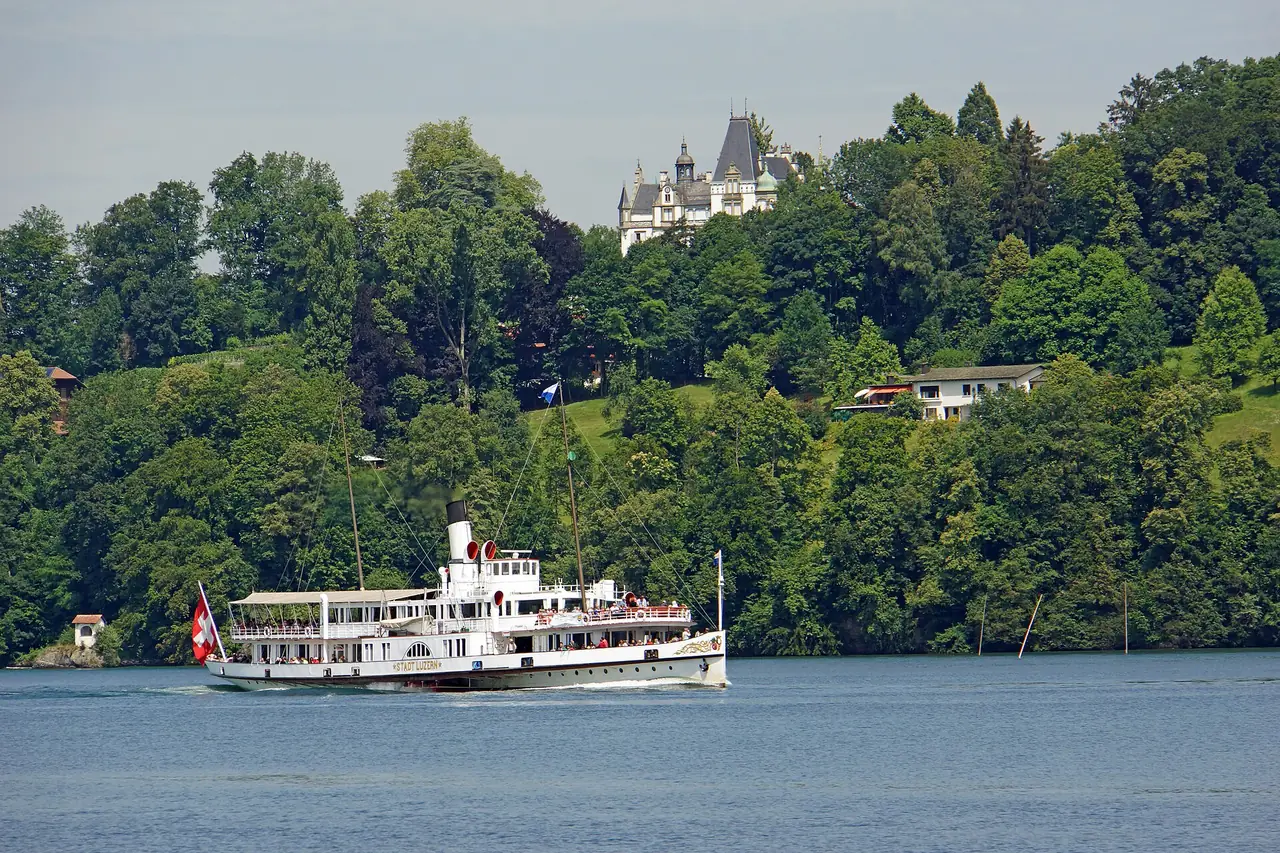 เรือกลไฟ Stadt Luzern บนทะเลสาบลูเซิร์น ภาพจาก Wikimedia Commons ผู้ถ่าย Dennis G. Jarvis สัญญา CC BY-SA 2.0 ภาพถ่ายหน้าร้อน เป็นภาพประกอบ ชื่อเรือตามชื่อไฟล์ ตารางเดินเรือปัจจุบันยังไม่ยืนยัน