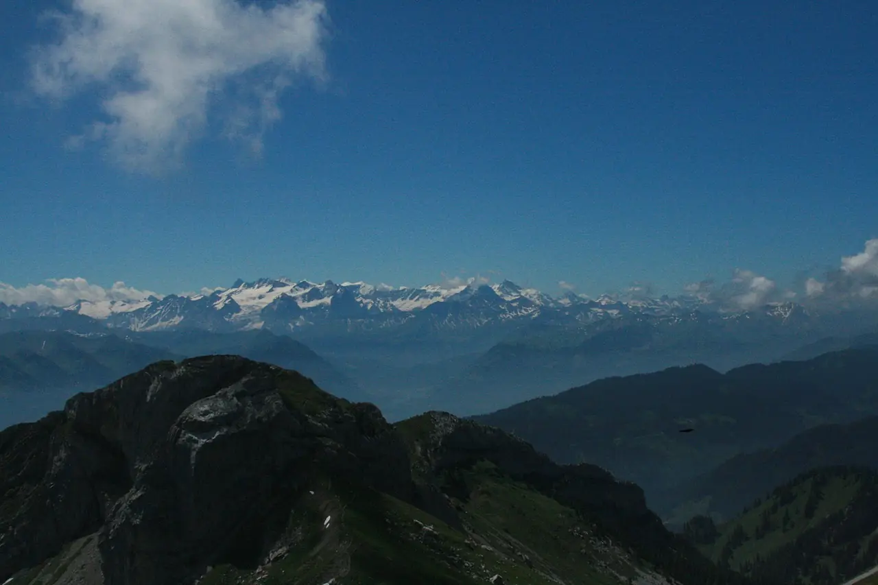 ทิวทัศน์เทือกเขาจากยอด Pilatus ภาพจาก Wikimedia Commons ผู้ถ่าย jay8085 สัญญา CC BY 2.0 ไม่ทราบปีและเดือนที่ถ่าย เป็นภาพประกอบ ทิวทัศน์จริงขึ้นกับสภาพอากาศ