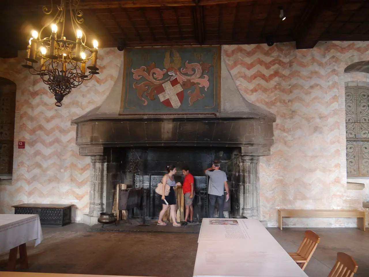ห้องโถงภายในปราสาทชียง ห้องของ Castellan ที่มีเตาผิงใหญ่และผนังลายซิกแซก ภาพจาก Wikimedia Commons ผู้ถ่าย Zairon สัญญา CC BY-SA 4.0 ไม่ทราบวันที่ถ่าย ห้องอาจจัดต่างจากปัจจุบัน