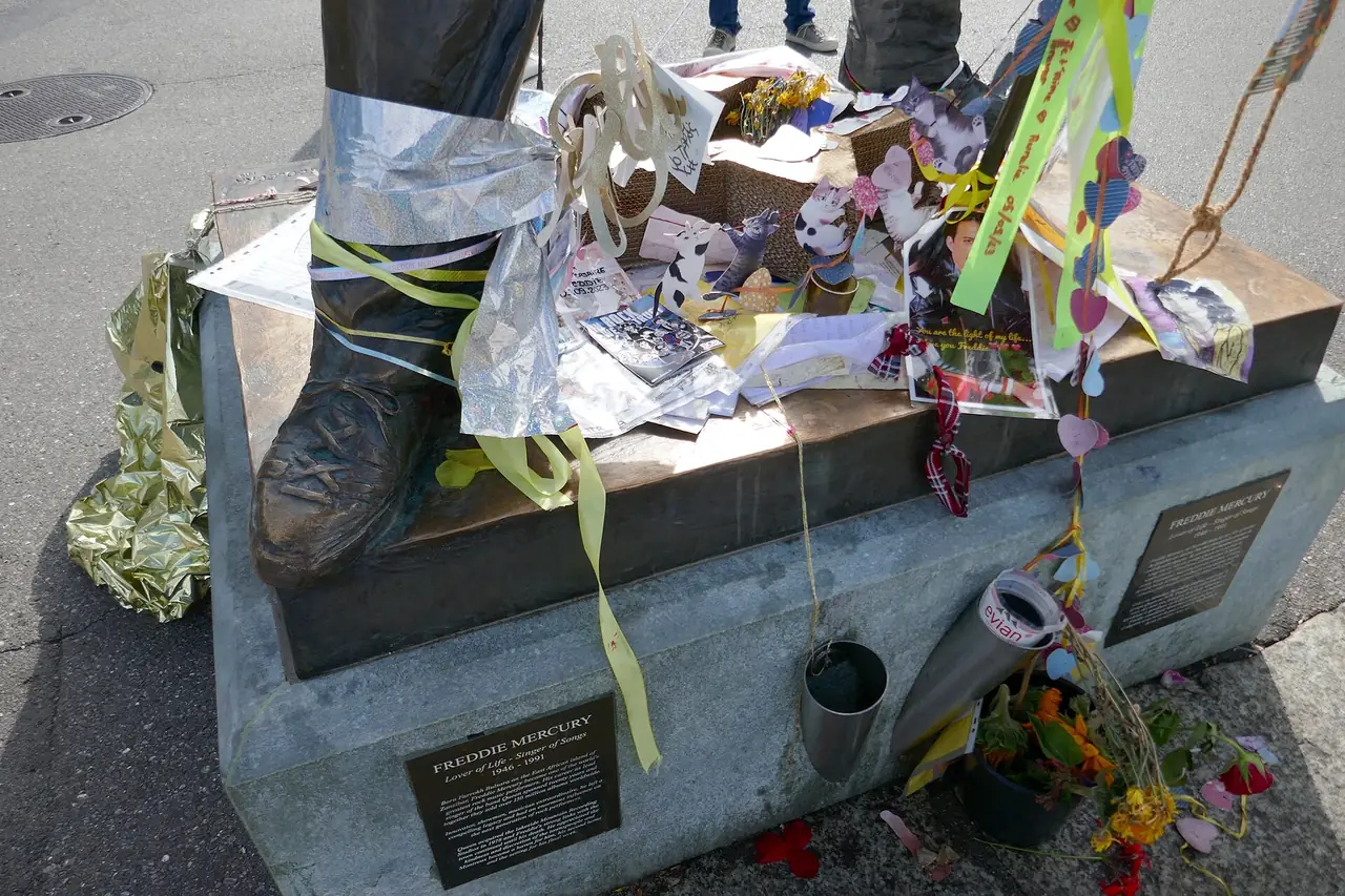 ฐานรูปปั้น Freddie Mercury ที่ Montreux ซึ่งมีของที่ผู้คนวางไว้ ภาพจาก Wikimedia Commons ผู้ถ่าย MHM55 สัญญา CC BY-SA 4.0 ภาพเดือนกันยายน 2566 ตามชื่อไฟล์ เป็นภาพฐานและของที่ระลึก ไม่เห็นตัวรูปปั้นเต็ม