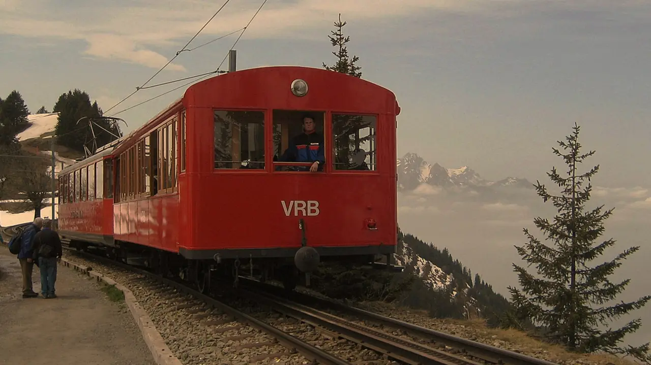 รถไฟรางฟันเฟือง Rigi Bahnen ของ VRB ที่ภูเขา Rigi ภาพจาก Wikimedia Commons ผู้ถ่าย hrs51 สัญญา CC BY 2.0 ภาพถ่ายปี 2556 เป็นภาพประกอบ Rigi อยู่ในกลุ่มที่ Swiss Travel Pass ให้ขึ้นฟรีตามทางการ
