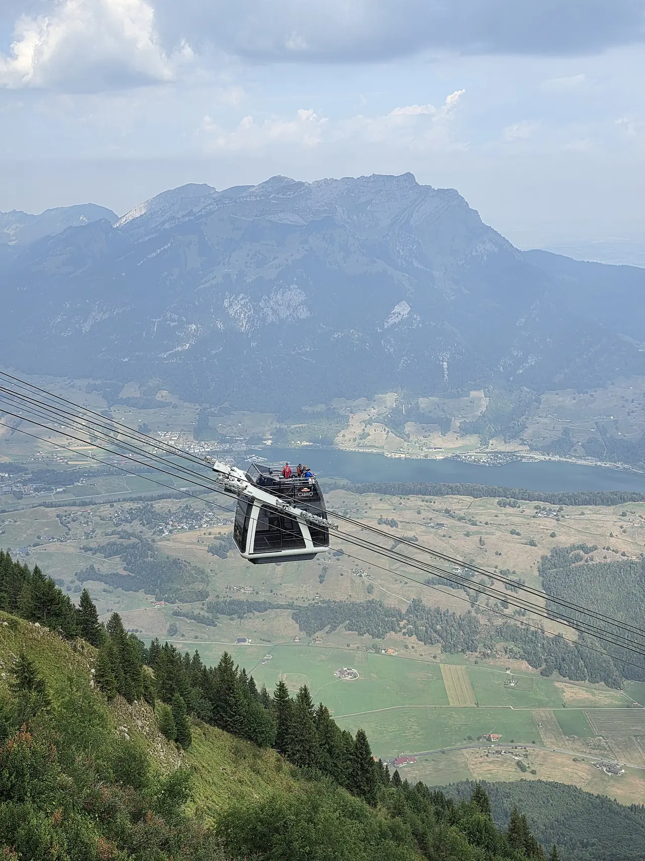 กระเช้า Stanserhorn CabriO แบบเปิดชั้นบน มองเห็นภูเขา Pilatus และทะเลสาบ ภาพจาก Wikimedia Commons ผู้ถ่าย Armineaghayan สัญญา CC BY-SA 4.0 เป็นภาพประกอบ Stanserhorn ฟรีด้วย Swiss Travel Pass ตามทางการ