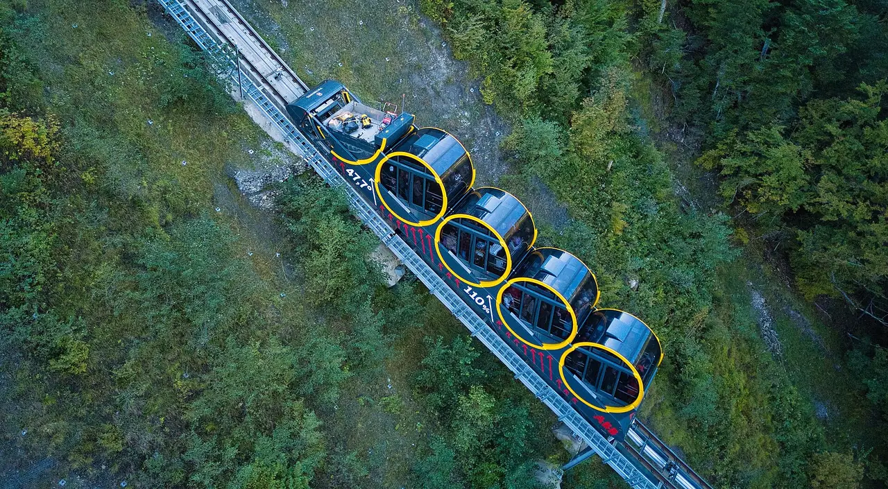 รถรางลาดชัน Stoosbahn ที่ใหม่ล่าสุด ถ่ายจากมุมสูงบนเส้นทาง Schwyz-Stoos ภาพจาก Wikimedia Commons ผู้ถ่าย Daniel Reust สัญญา CC BY-SA 4.0 เป็นภาพประกอบ Stoos ฟรีกับ Swiss Travel Pass ตามทางการ