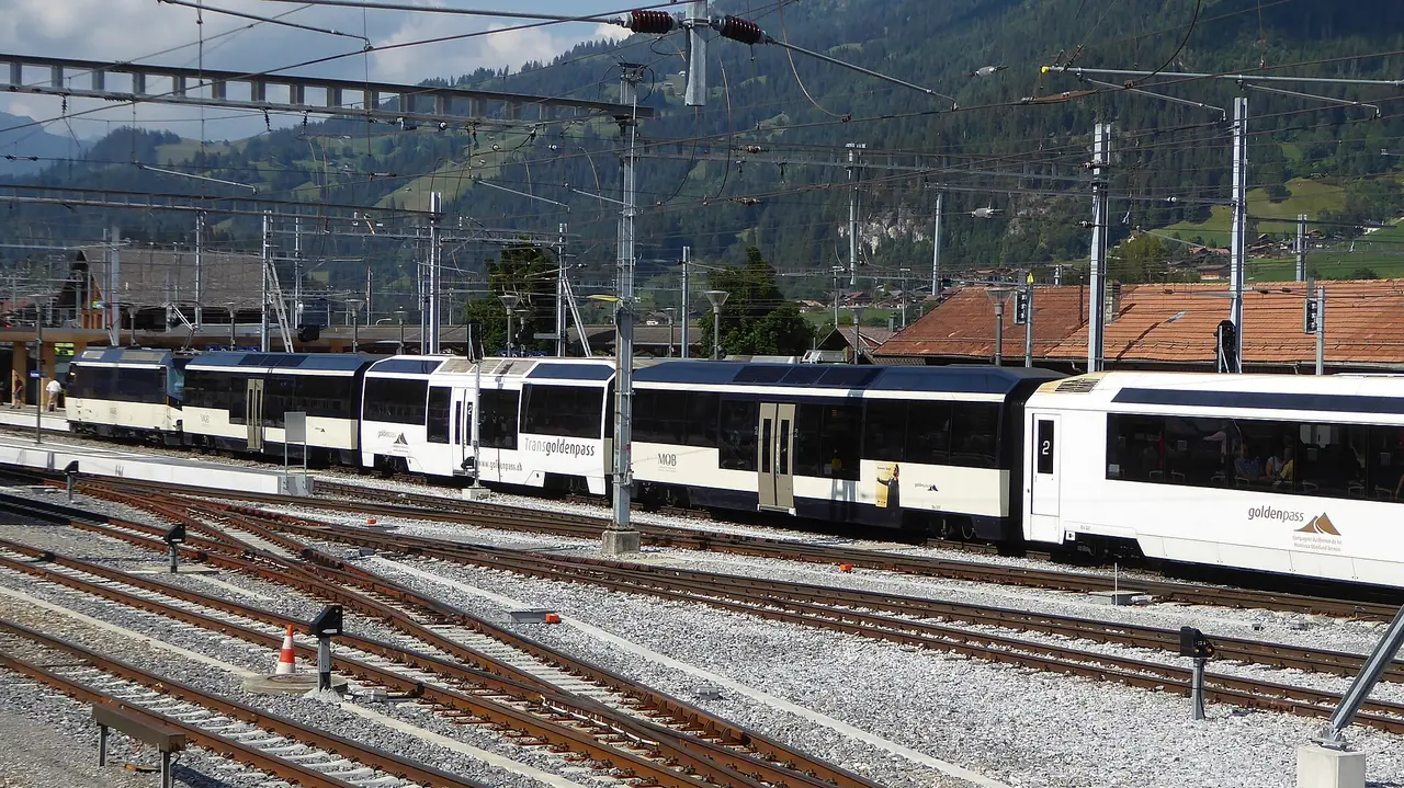 ขบวนรถไฟ GoldenPass ของ MOB ที่ลานรางสถานีแห่งหนึ่ง ภาพจาก Wikimedia Commons ผู้ถ่าย Plutowiki สัญญา CC0 เป็นภาพประกอบ ชื่อสถานีที่ถ่ายยังไม่ยืนยัน เรายังไม่ได้ตรวจเงื่อนไขการใช้บัตรกับเส้นทางนี้ที่หน้าผู้ให้บริการ