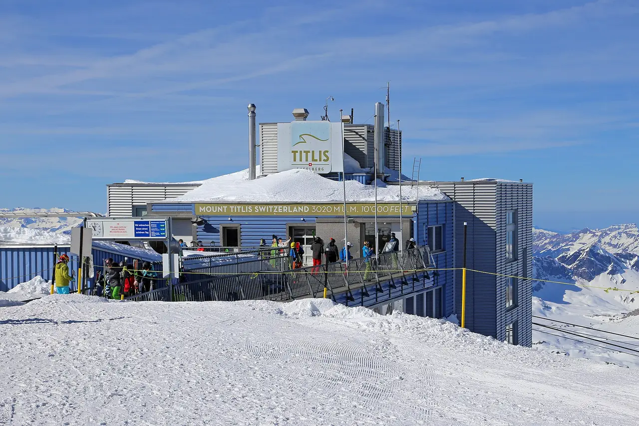 อาคารสถานีบน Titlis ที่ความสูง 3,020 เมตร ในภาพยังเป็นอาคารเก่าก่อน TITLIS Tower เปิด ภาพจาก Wikimedia Commons ผู้ถ่าย W. Bulach สัญญา CC BY-SA 4.0 ไม่ทราบปีที่ถ่าย เป็นภาพช่วงก่อนปรับปรุง