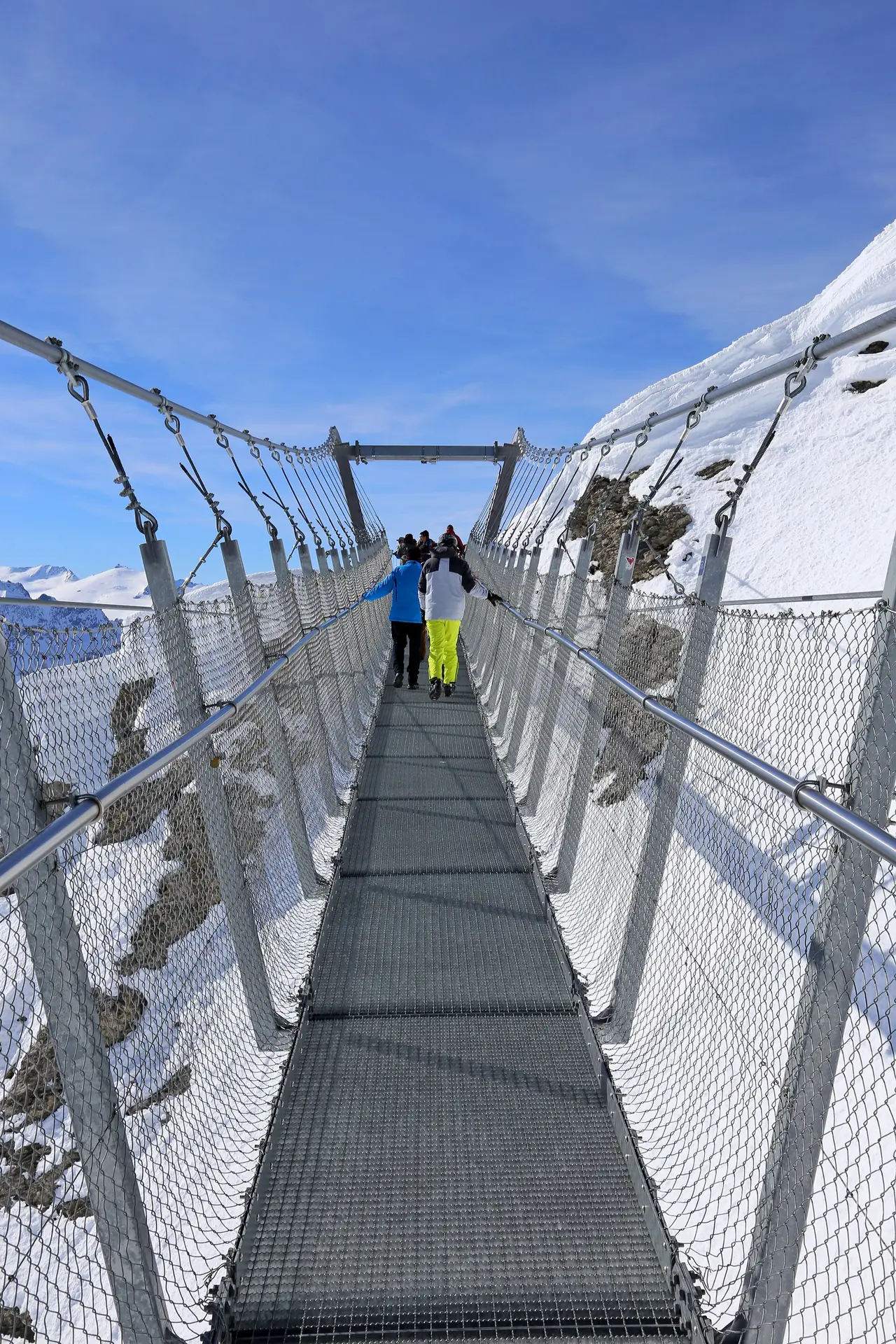 สะพานแขวน Cliff Walk บนยอด Titlis ในวันที่มีหิมะ ภาพจาก Wikimedia Commons ผู้ถ่าย W. Bulach สัญญา CC BY-SA 4.0 ไม่ทราบปีที่ถ่าย เป็นภาพประกอบหน้าหนาว