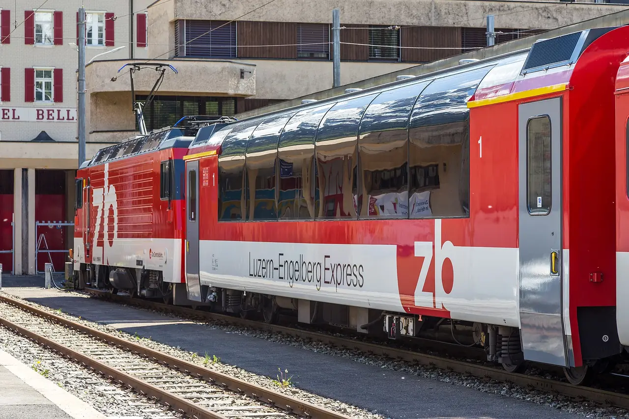 ตู้รถไฟพาโนรามาของขบวน Luzern-Engelberg Express ที่สถานีเอนเกลแบร์ก ภาพจาก Wikimedia Commons ผู้ถ่าย JoachimKohler-HB สัญญา CC BY-SA 4.0 ภาพถ่ายปี 2557 เป็นภาพประกอบ ขบวนปัจจุบันอาจต่างกัน