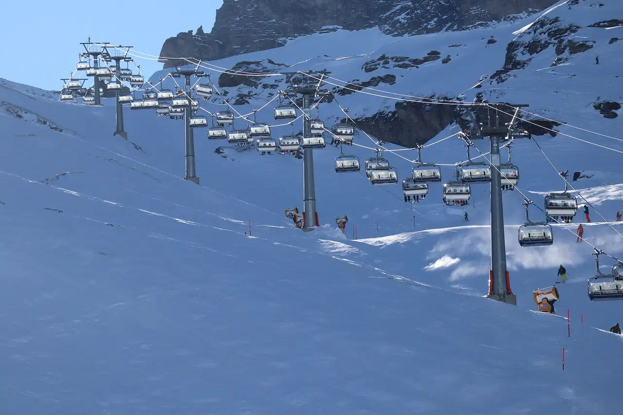 กระเช้าเก้าอี้บนพื้นที่เล่นสกีของ Titlis ภาพจาก Wikimedia Commons ผู้ถ่าย Bencegyulai สัญญา CC BY-SA 4.0 ไม่ทราบว่าเป็นกระเช้า Ice Flyer หรือไม่ เป็นภาพประกอบหน้าหนาว