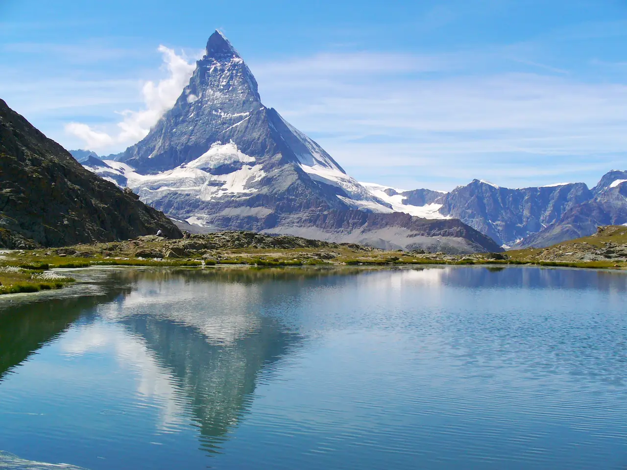 แมทเทอร์ฮอร์นสะท้อนผิวน้ำทะเลสาบ Riffelsee ใกล้สถานี Rotenboden บนเส้นทางรถไฟ Gornergrat ภาพจาก Wikimedia Commons ผู้ถ่าย H. Zell สัญญา CC BY 3.0 ภาพนี้ถ่ายหน้าร้อน เป็นภาพประกอบ ปลายตุลาคมถึงพฤศจิกายนอาจมีหิมะ