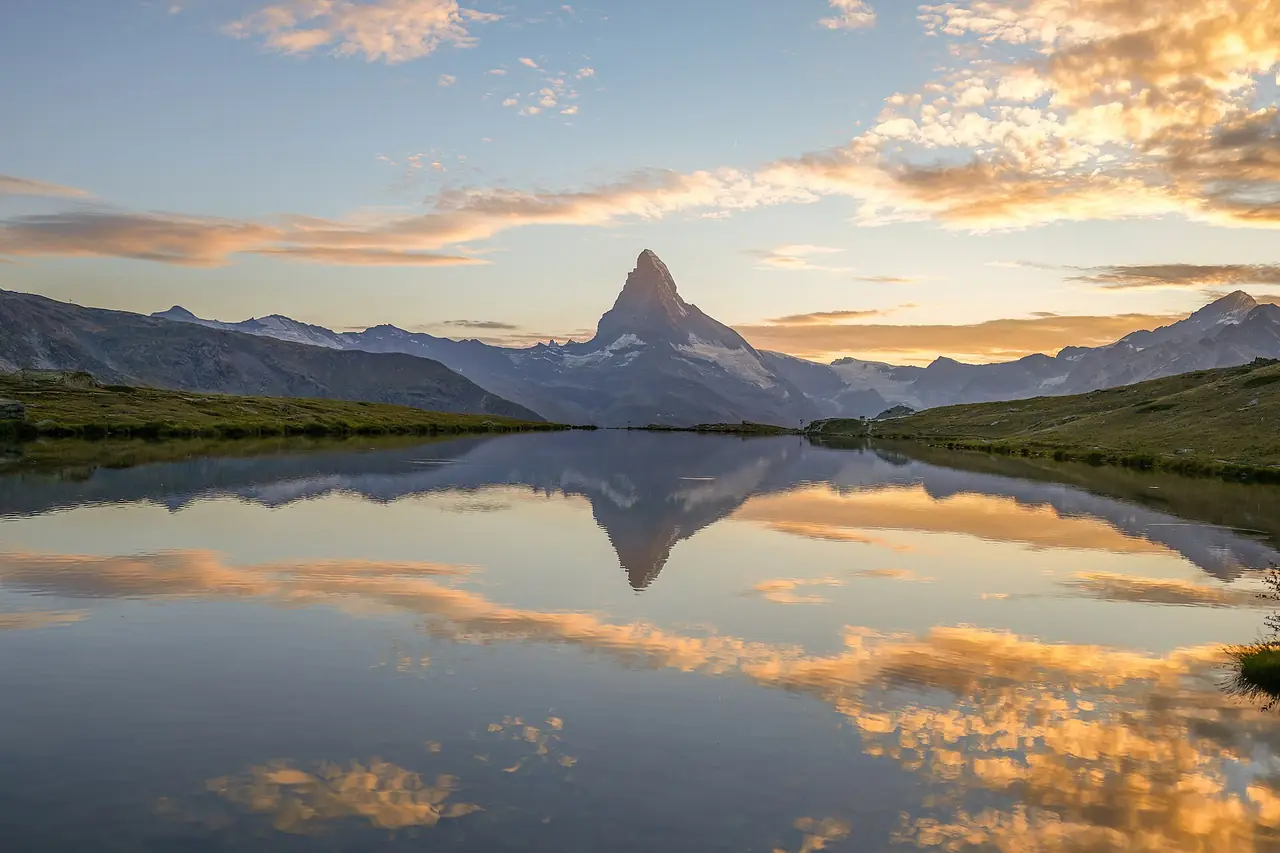 แมทเทอร์ฮอร์นสะท้อนทะเลสาบ Stellisee ตอนพระอาทิตย์ตก ภาพจาก Wikimedia Commons ผู้ถ่าย Giles Laurent สัญญา CC BY-SA 4.0 ไม่ทราบวันที่ถ่าย เป็นภาพประกอบ ทะเลสาบอยู่ในเส้นทางเดินหน้าร้อนแถว Blauherd