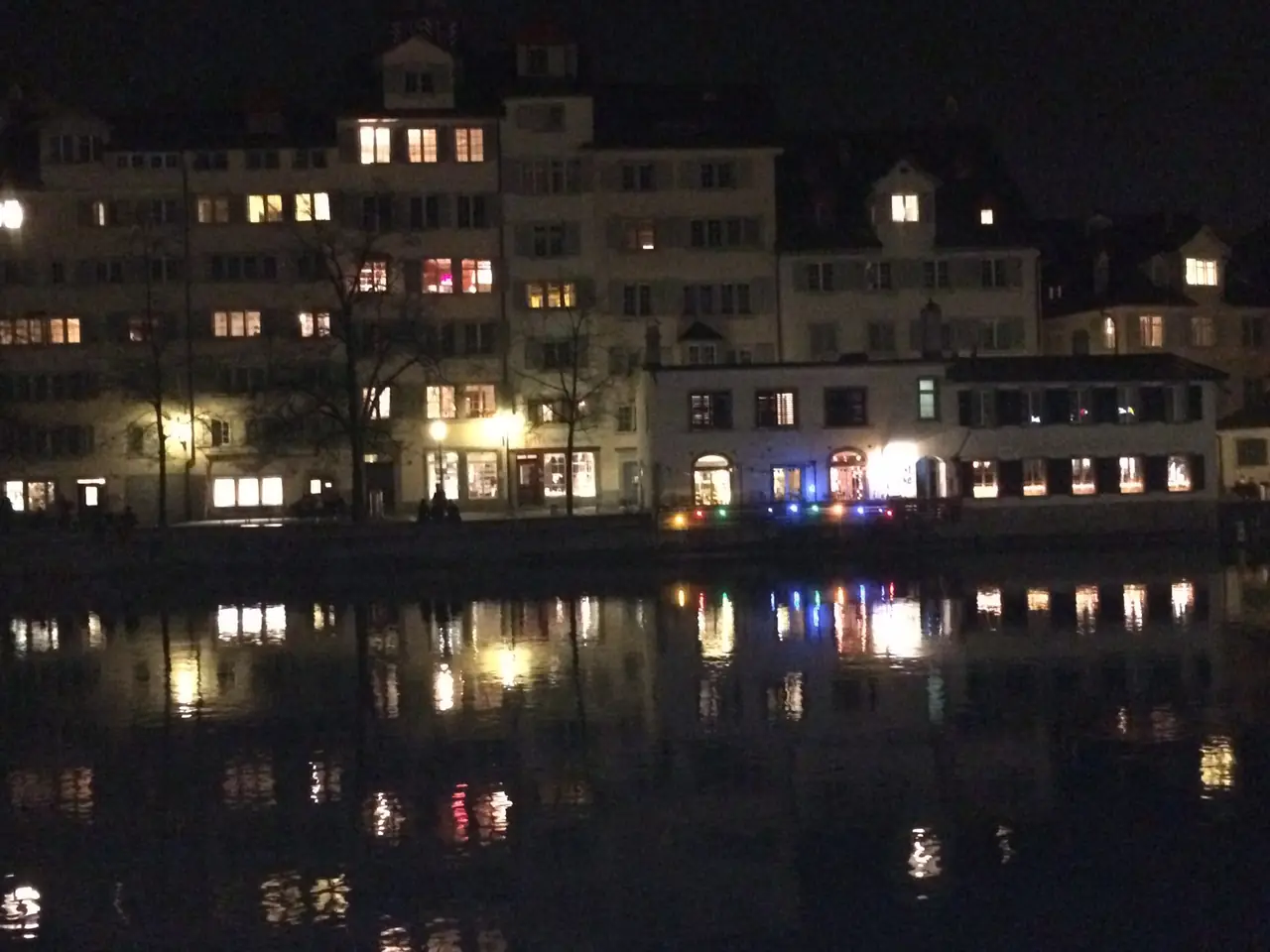 ริมแม่น้ำ Limmat ย่านเมืองเก่าตอนกลางคืน มีแสงไฟสะท้อนผิวน้ำ ภาพจาก Wikimedia Commons ผู้ถ่าย Heidi Gallacher สัญญา CC BY-SA 4.0 ไม่ทราบวันที่ถ่ายและตำแหน่ง ตามชื่อไฟล์คือย่าน Niederdorf ภาพคุณภาพต่ำ