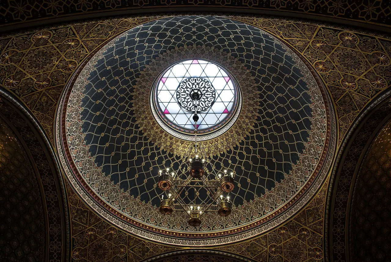 โดมตกแต่งภายในโบสถ์สเปน (Spanish Synagogue) ปราก ภาพจาก Wikimedia Commons ผู้ถ่าย Uoaei1 สัญญา CC BY-SA 4.0