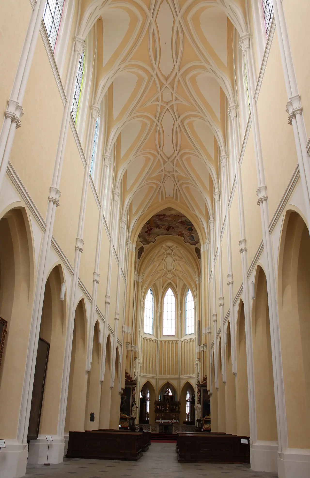 ภายในอาสนวิหารแม่พระ (Cathedral of Our Lady) ที่เซดเล็ค เห็นเพดานโค้งซี่ ภาพจาก Wikimedia Commons ผู้ถ่าย HoremWeb สัญญา CC BY-SA 4.0