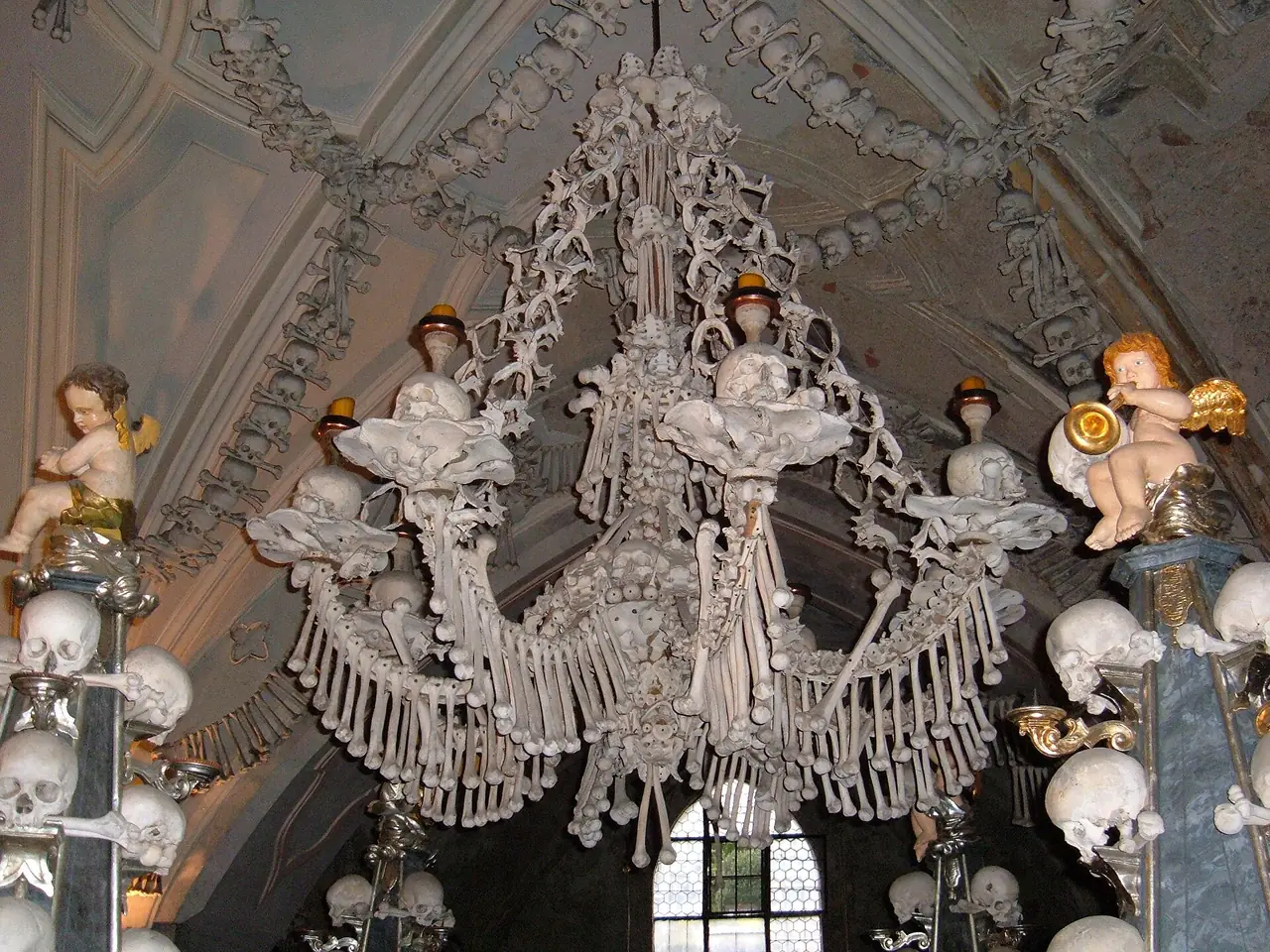 โคมระย้ากระดูกในโบสถ์กระดูกเซดเล็ค ภาพจาก Wikimedia Commons ผู้ถ่าย BrokenSphere สัญญา CC BY-SA 3.0 เป็นภาพเก่า ปัจจุบันเว็บเซดเล็คห้ามถ่ายภาพในโบสถ์