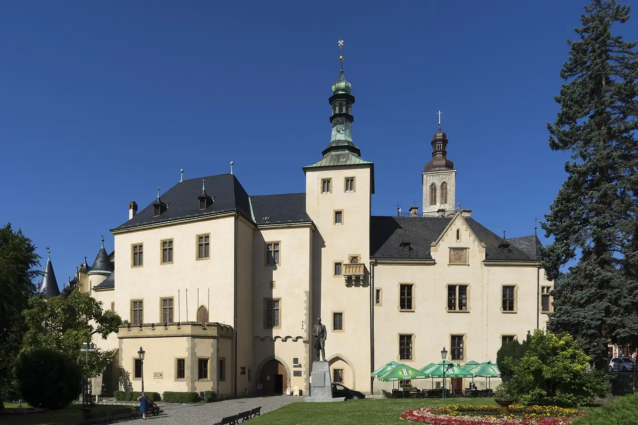 วังอิตาเลียนคอร์ต (Vlašský dvůr) ในเมืองคุตนาโฮรา ภาพจาก Wikimedia Commons ผู้ถ่าย Thomas Ledl สัญญา CC BY-SA 4.0 เราไม่ได้ตรวจเวลาและค่าเข้าของวังนี้ จึงยังไม่ยืนยัน