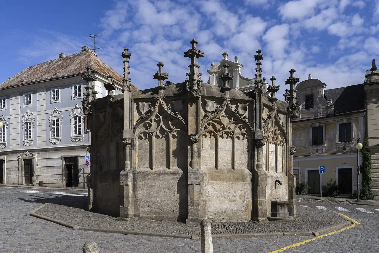 น้ำพุหิน (Stone Fountain) โกธิกในเมืองคุตนาโฮรา ภาพจาก Wikimedia Commons ผู้ถ่าย Thomas Ledl สัญญา CC BY-SA 4.0