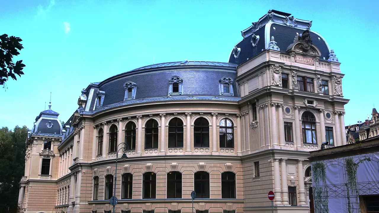 อาคารห้องอาบน้ำจักรพรรดิ (Císařské lázně) ริมลำธาร Teplá ภาพจาก Wikimedia Commons ผู้ถ่าย František Šťastný สัญญา CC BY-SA 4.0