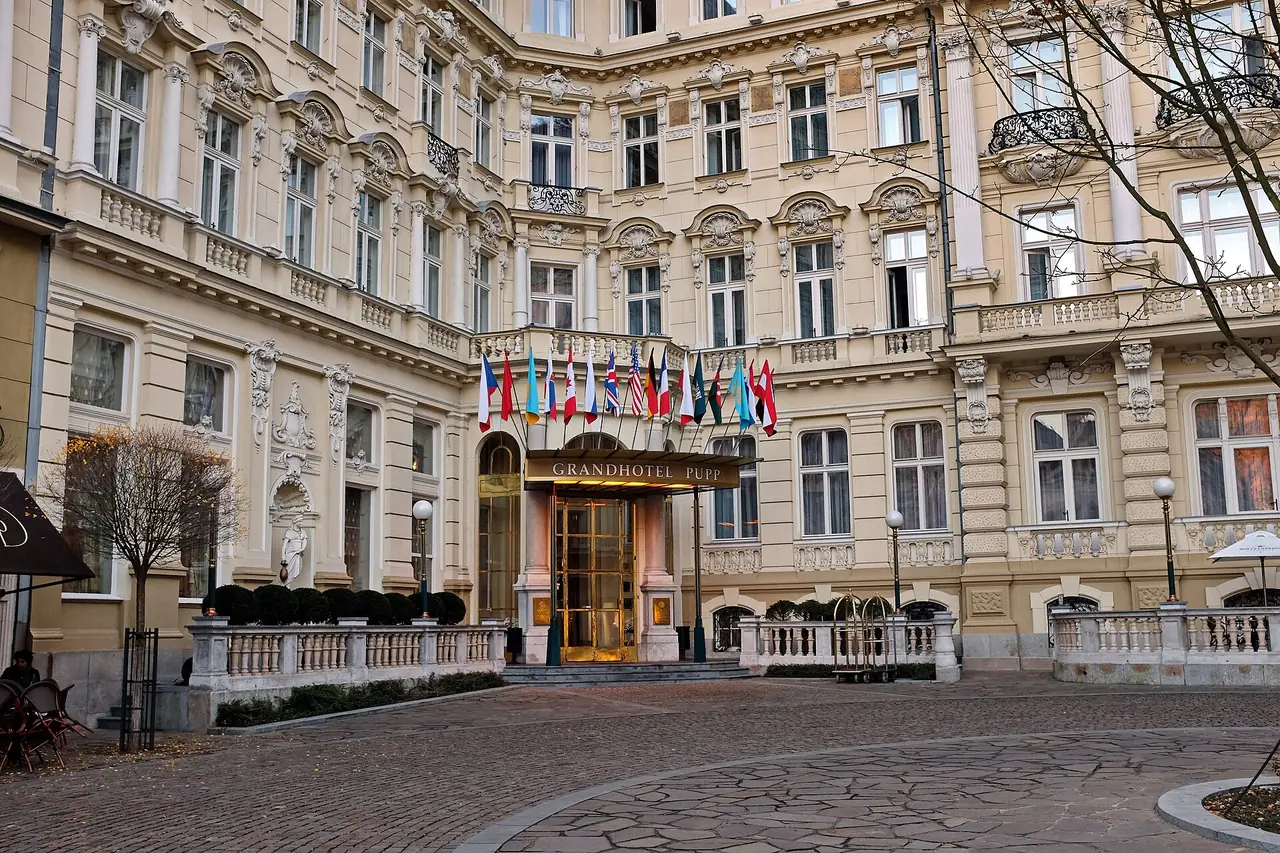 ทางเข้า Grandhotel Pupp ในคาร์โลวีวารี ภาพจาก Wikimedia Commons ผู้ถ่าย Lubor Ferenc สัญญา CC BY-SA 4.0