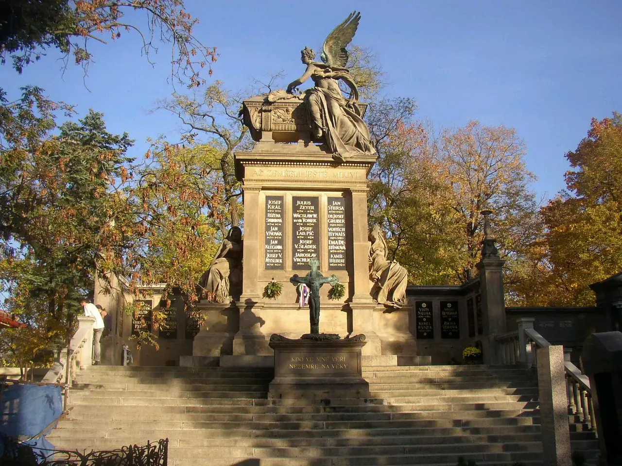 อนุสรณ์ Slavín ในสุสานวิเชฮรัด มีนางฟ้ามีปีกเหนือหีบหินและแผ่นรายชื่อ ภาพจาก Wikimedia Commons ผู้ถ่ายใช้ชื่อว่าไม่มีข้อมูลผู้ถ่ายแบบเครื่องอ่านได้ สัญญา Public domain