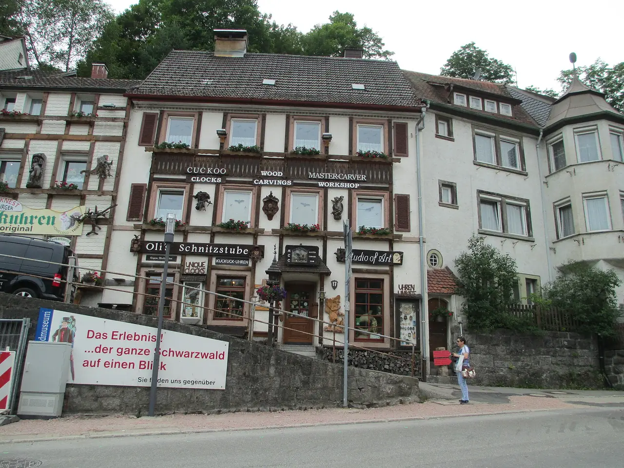 ถนนและร้านนาฬิกากุ๊กคูใน Triberg ภาพจาก Wikimedia Commons ผู้ถ่าย Avi1111 สัญญา CC BY-SA 4.0 ปีที่ถ่ายไม่ระบุ
