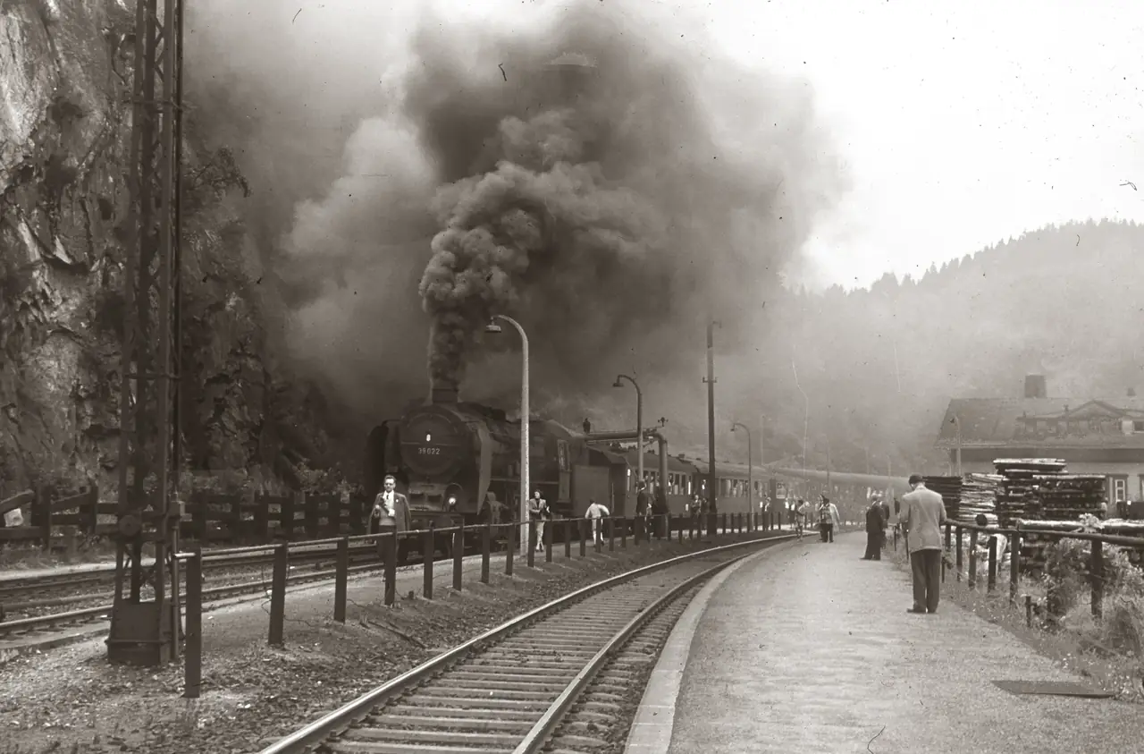 รถไฟไอน้ำที่สถานี Triberg ในงานเมื่อวันที่ 11 ก.ค. 2497 ภาพขาวดำจาก Wikimedia Commons ผู้เผยแพร่ ETH Library สัญญา CC BY-SA 4.0 เป็นภาพเก่า ไม่ใช่รถปัจจุบัน