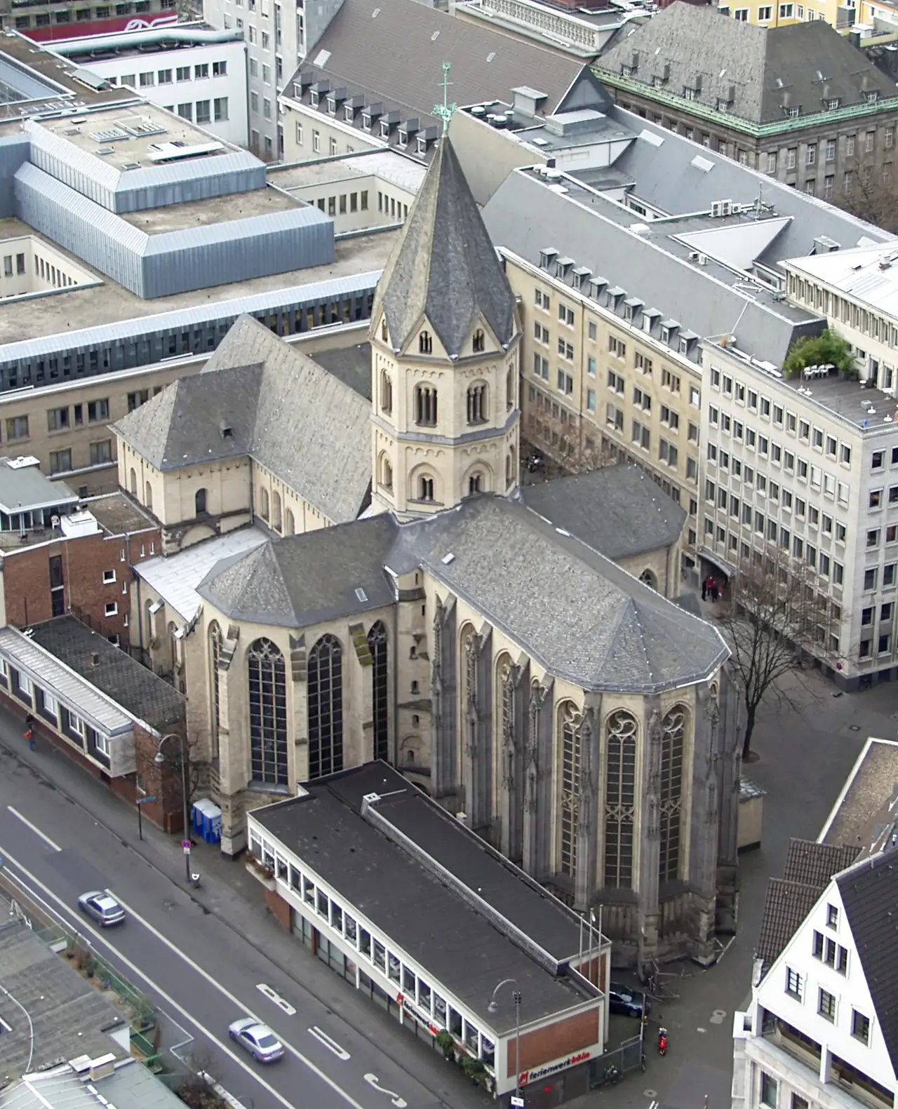 โบสถ์ St. Andreas มองลงมาจากหอใต้ของมหาวิหารโคโลญ ภาพจาก Wikimedia Commons ผู้ถ่าย Raimond Spekking สัญญา CC BY-SA 4.0