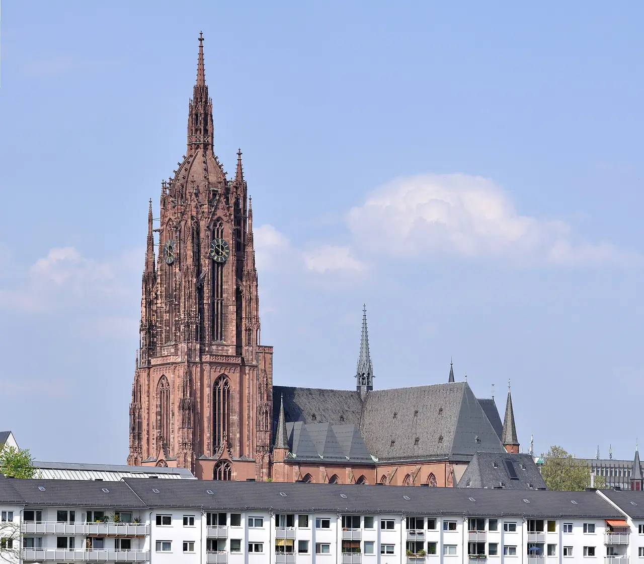 ยอดหอของ Frankfurter Dom มองจากสะพาน Eiserner Steg ตามชื่อไฟล์ ภาพจาก Wikimedia Commons ผู้ถ่าย Quartl สัญญา CC BY-SA 3.0 ปีที่ถ่ายไม่ระบุ