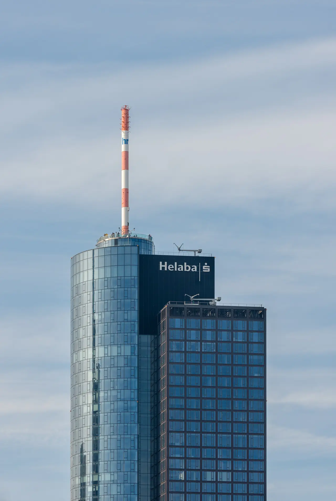 ยอดตึก Main Tower ภาพจาก Wikimedia Commons ผู้ถ่าย Norbert Nagel สัญญา CC BY-SA 3.0 ถ่ายปี 2558 เป็นภาพภายนอกตึก ไม่ใช่วิวจากชั้นชมวิว