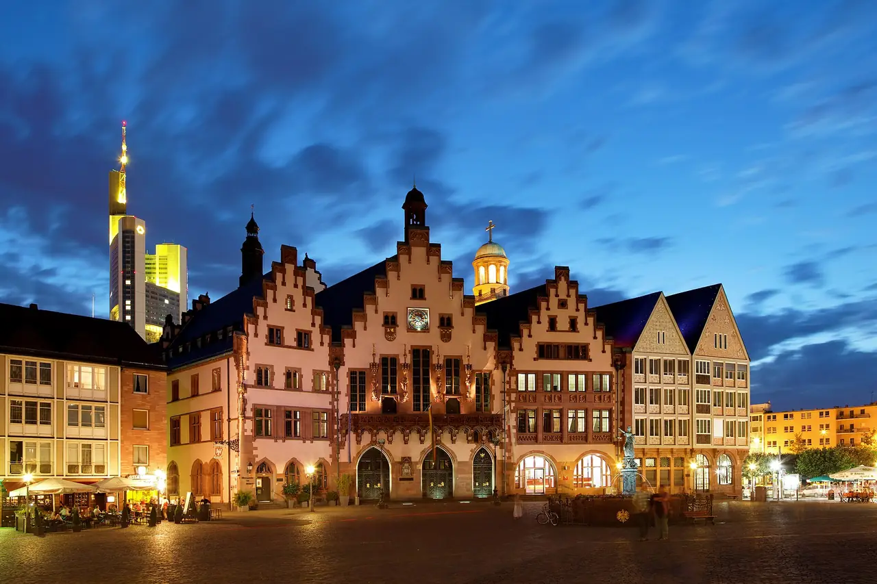 Römerberg ยามค่ำ ภาพจาก Wikimedia Commons ผู้ถ่าย Thomas Wolf สัญญา CC BY-SA 3.0 ปีที่ถ่ายไม่ระบุ