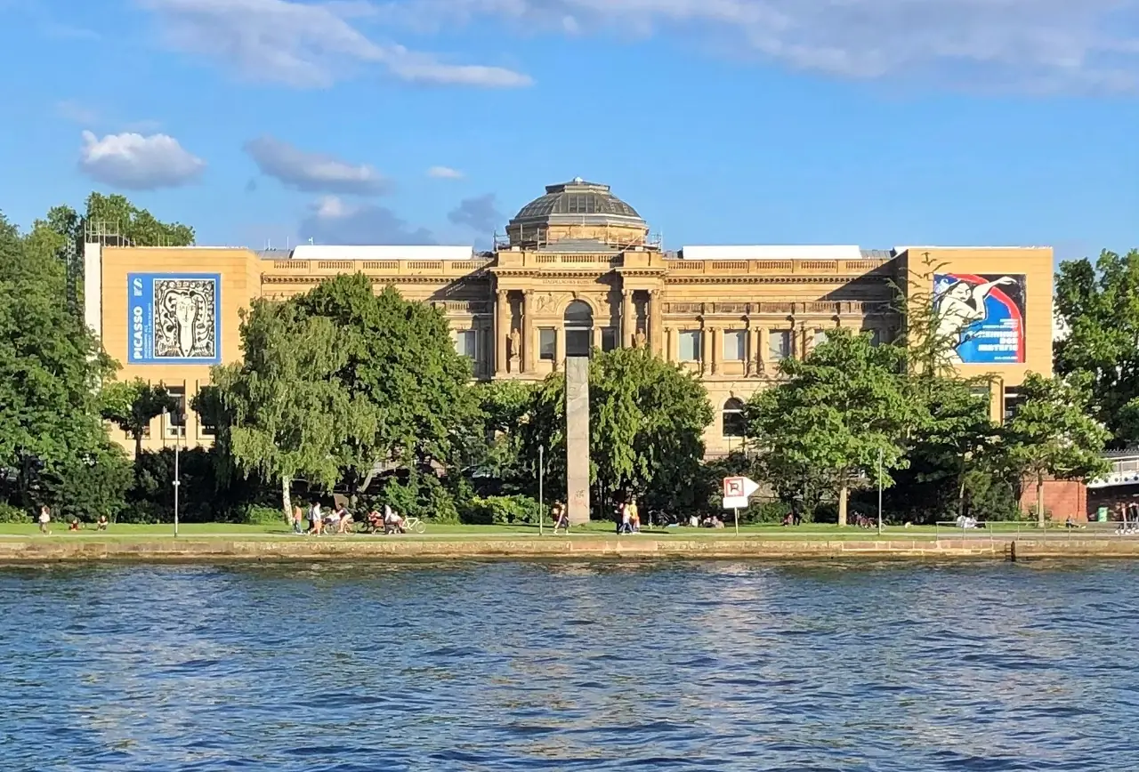 อาคาร Städel Museum ริมแม่น้ำไมน์ ภาพจาก Wikimedia Commons ผู้เผยแพร่ Städel Museum สัญญา CC BY-SA 4.0 ปีที่ถ่ายไม่ระบุ