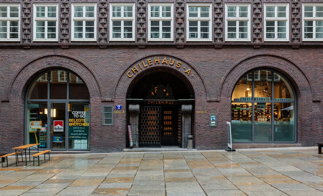 ทางเข้า Chilehaus ใน Kontorhausviertel ภาพจาก Wikimedia Commons ผู้ถ่าย Dietmar Rabich สัญญา CC BY-SA 4.0 ถ่ายปี 2559
