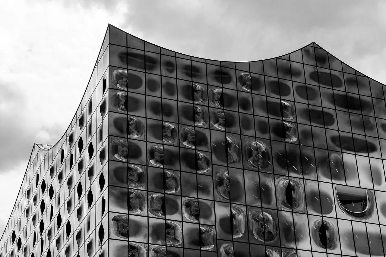 ผนังกระจกของ Elbphilharmonie ภาพขาวดำจาก Wikimedia Commons ผู้ถ่าย Dietmar Rabich สัญญา CC BY-SA 4.0 ถ่ายปี 2559 เป็นภาพรายละเอียดของผนัง