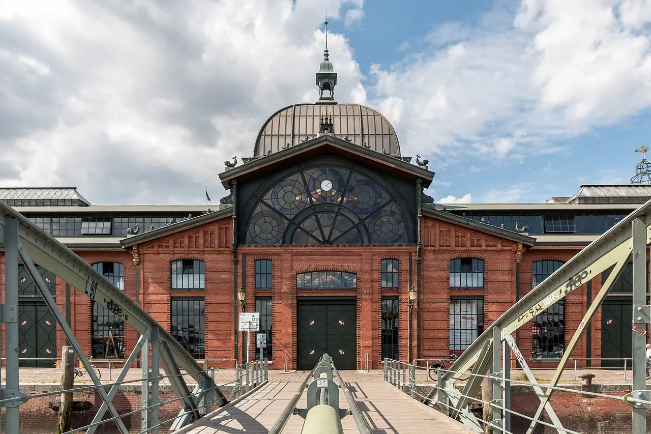 โรงประมูลปลา Fischauktionshalle ภาพจาก Wikimedia Commons ผู้ถ่าย Dietmar Rabich สัญญา CC BY-SA 4.0 ถ่ายปี 2559