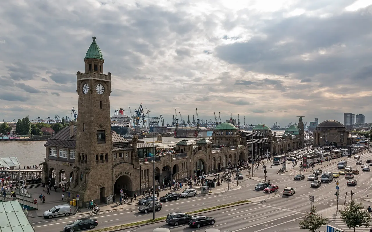 หอนาฬิกาที่ Landungsbrücken ภาพจาก Wikimedia Commons ผู้ถ่าย Dietmar Rabich สัญญา CC BY-SA 4.0 ถ่ายปี 2559