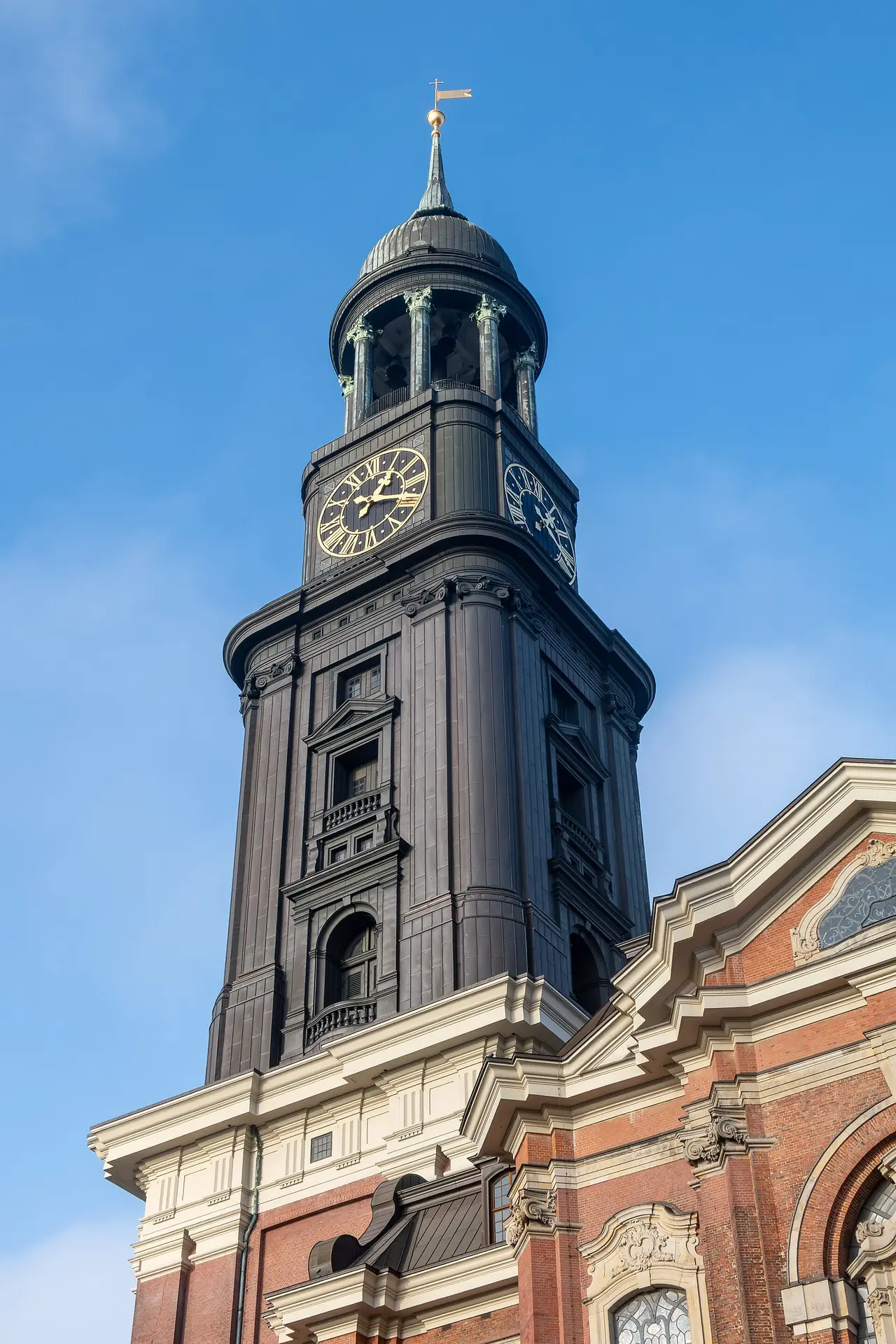 หอของ St. Michaelis ภาพจาก Wikimedia Commons ผู้ถ่าย Dietmar Rabich สัญญา CC BY-SA 4.0 ถ่ายปี 2568
