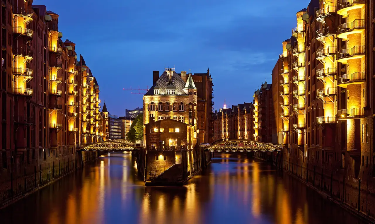 คลองในย่าน Speicherstadt ตอนค่ำ ภาพจาก Wikimedia Commons ผู้ถ่าย Thomas Wolf สัญญา CC BY-SA 3.0 ปีที่ถ่ายไม่ระบุ