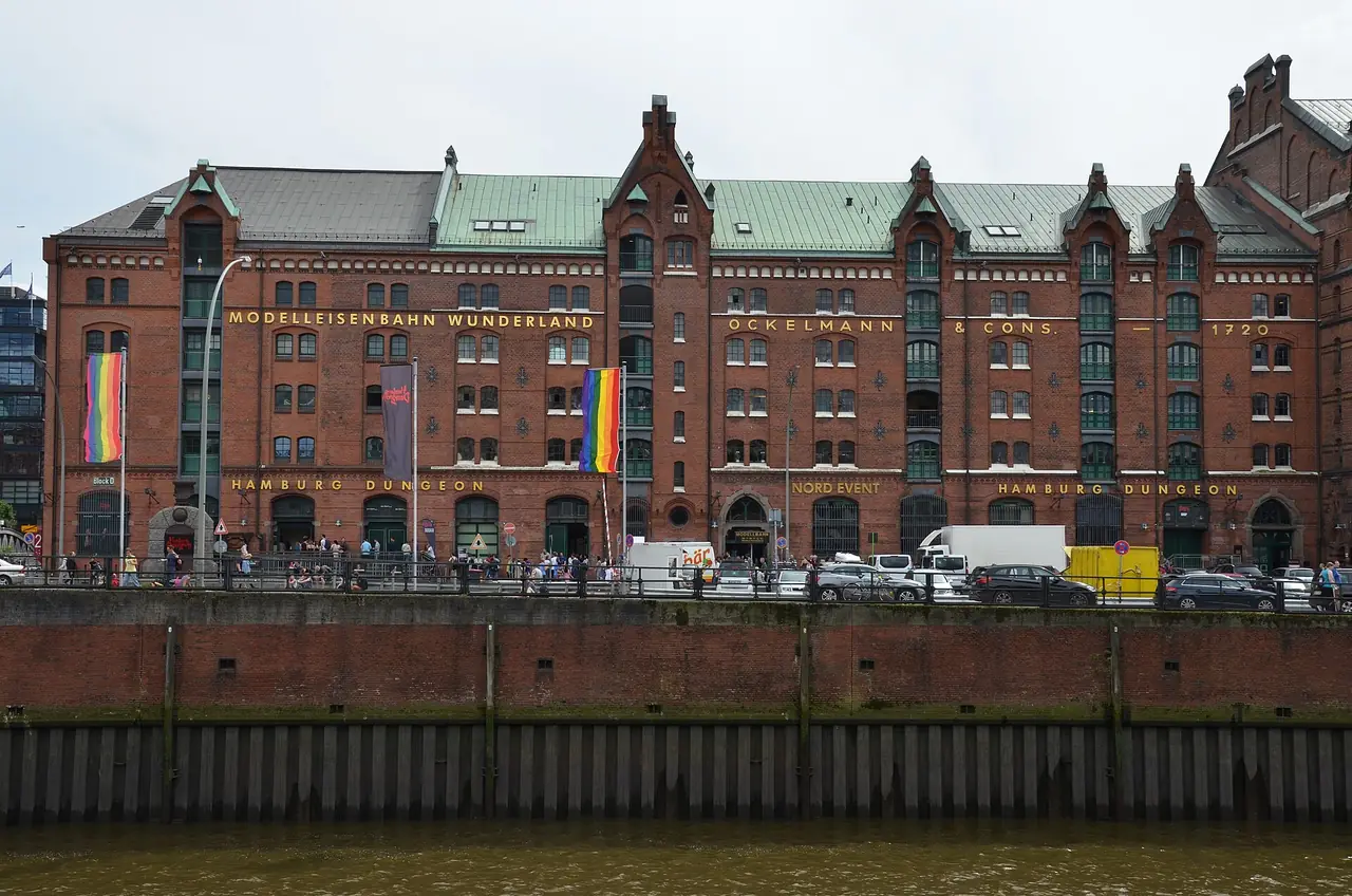 อาคารโกดังที่เป็นที่ตั้งของ Miniatur Wunderland ในย่าน Speicherstadt ภาพจาก Wikimedia Commons ผู้ถ่าย Steven Lek สัญญา CC BY-SA 4.0 ปีที่ถ่ายไม่ระบุ